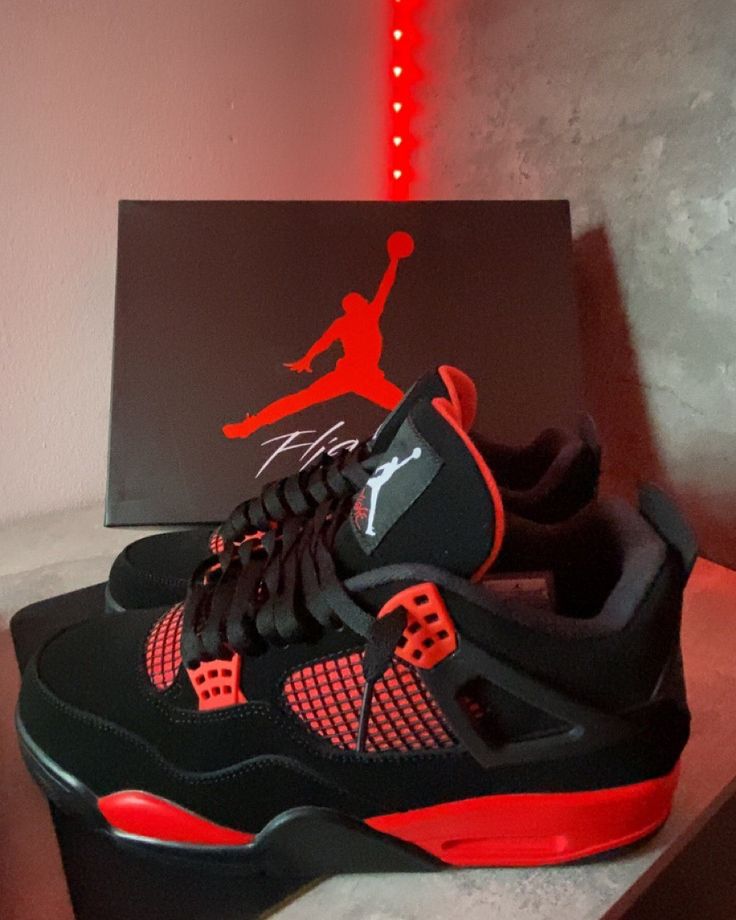 NIKE AIR JORDAN 4 THUNDER UA